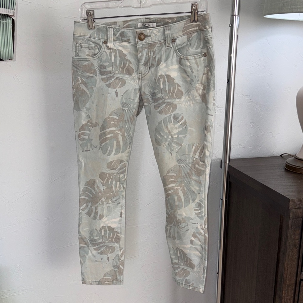 CAbi Leaf-Print Cropped Ankle Jeans in White and Tan